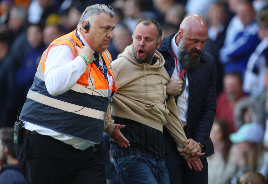 Leeds-fan invaderer banen mod Newcastle.