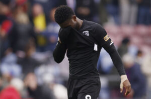 Jefferson Lerma jagtes af Crystal Palace.