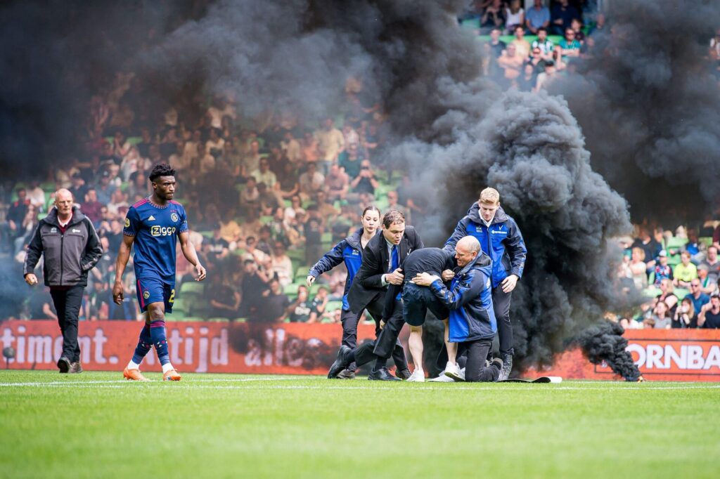 Ajax vandt den genoptagede skandalekamp på udebane mod Groningen med 2-3.