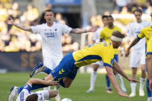 Frederik Winther troede der var rødt til Viktor Claesson efter spark i hovedet.