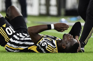 Paul Pogba skadet efter 23 minutter.