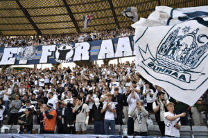 To mænd er idømt fæmngselsstraffe, efter de i september sidste år tvang en 16-årig AaB-fan til at aflevere sin trøje.