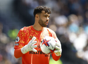 Brentford-målmand David Raya er klar til at lade sin kontrakt løbe ud, hvis ikke Brentford sænker sit prisskilt.