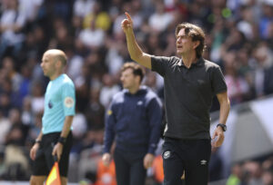 Den danske Brentford-manager, Thomas Frank, forventer en klækkelig sum for målvogteren David Raya, der rygtes til Manchester United.