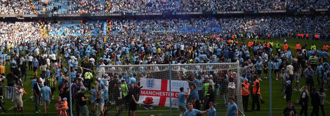 Manchester City-fans invaderer banen efter mesterskab.