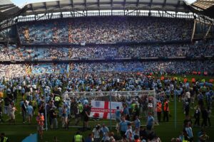 Manchester City-fans invaderer banen efter mesterskab.