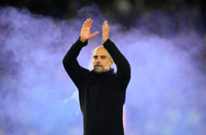 Manchester Citys Pep Guardiola er blevet kåret som årets træner i Premier League.