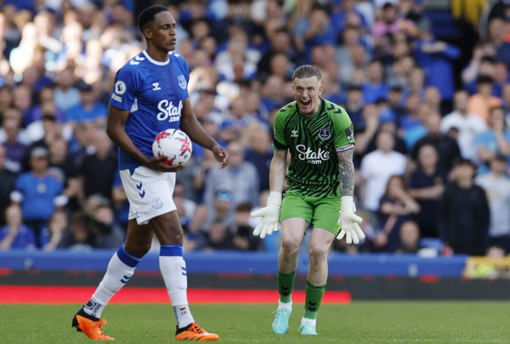 Jordan pickford insisterer på, at Everton skal finde en løsning på deres sportslige problemer.
