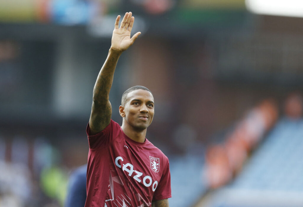 Aston Villas Ashley Young forlader Aston Villa.