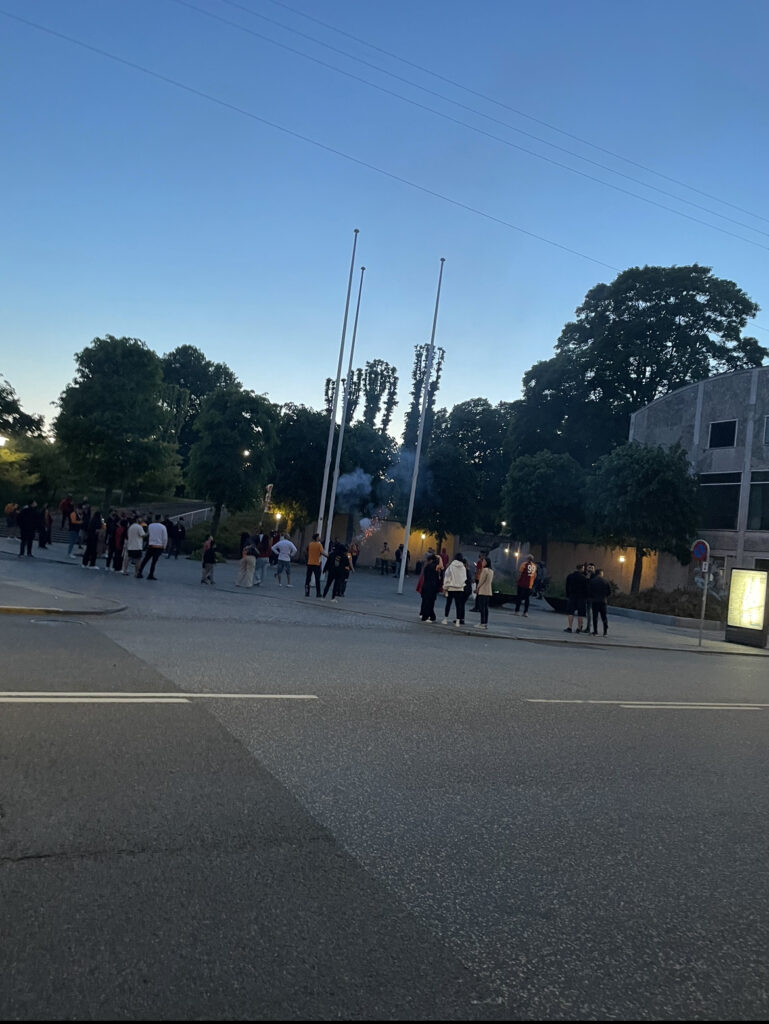 Herboende fans af den tyrkiske klub Galatasaray fejrede tirsdag aften klubbens seneste mesterskab i Aargus' gader.