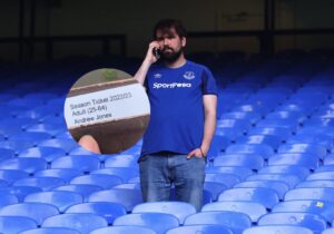 Everton-fan Andrew Jones har ikke mere tålmodighed med sin klub, og gider ikke længere have sit sæsonkort.