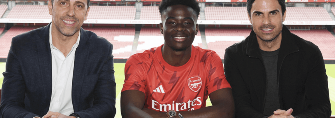 Premier League-klubben Arsenal har offentliggjort, at holdets unge, engelske stjerne Bukayo Saka har forlænget kontrakten.