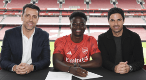 Premier League-klubben Arsenal har offentliggjort, at holdets unge, engelske stjerne Bukayo Saka har forlænget kontrakten.
