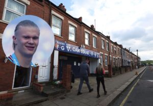Luton ejer griner af drillerierne vedrørerende klubbens stadion og siger at Haaland skal ind af en anden lorteindgang.