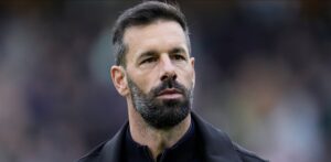 Ruud van Nistelrooy er færdig som cheftræner i den hollandske storklub PSV efter kun én sæson på posten.