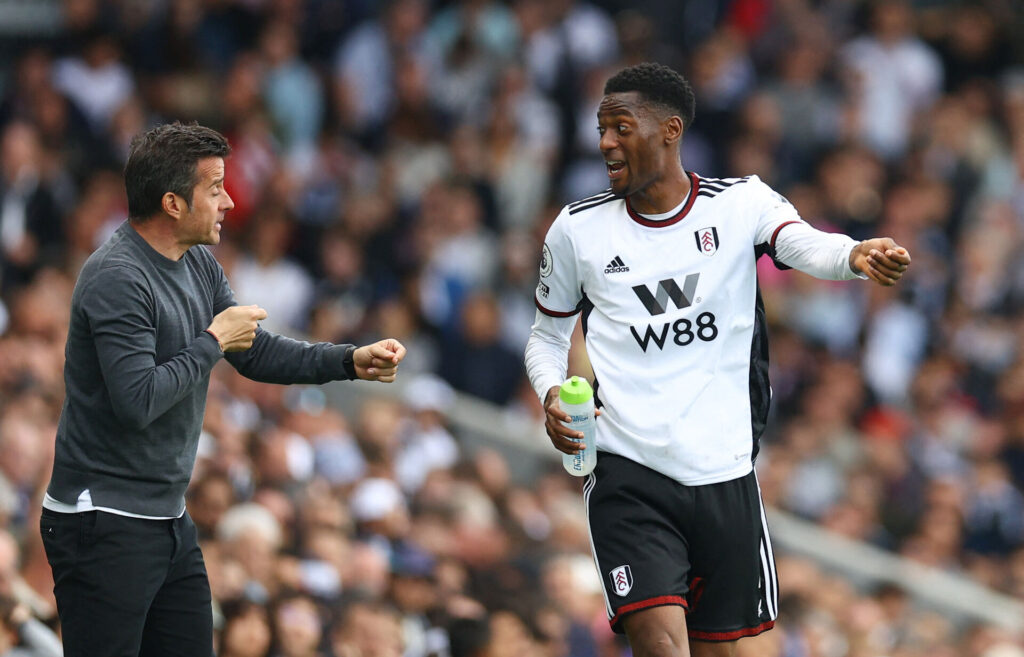 Tottenham kigger mod Premier League-konkurrenterne Fulham efter defensive forstærkninger.