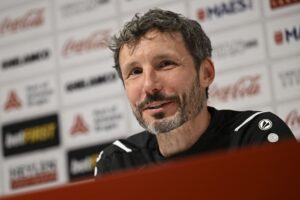 Mark van Bommel blev angiveligt truet til at give en fan en kontrakt sidste år.