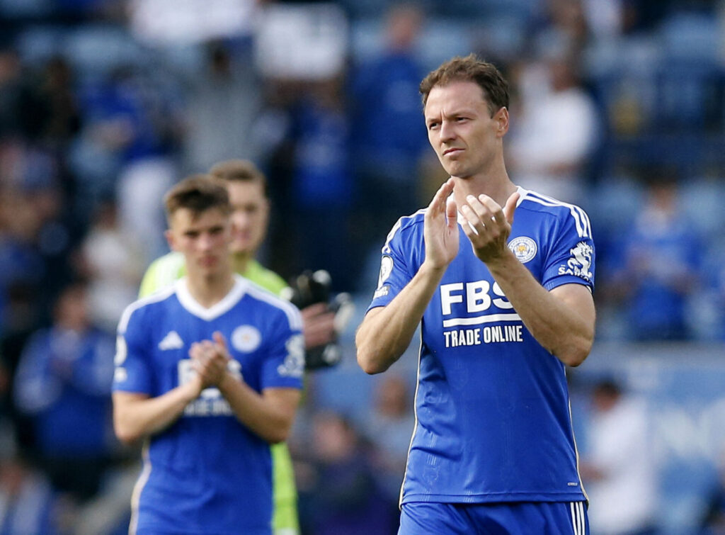 Nordirlands Jonny Evans har hold kontakten ved lige med Kasper Schmeichel, som han skal møde fredag aften i Parken.