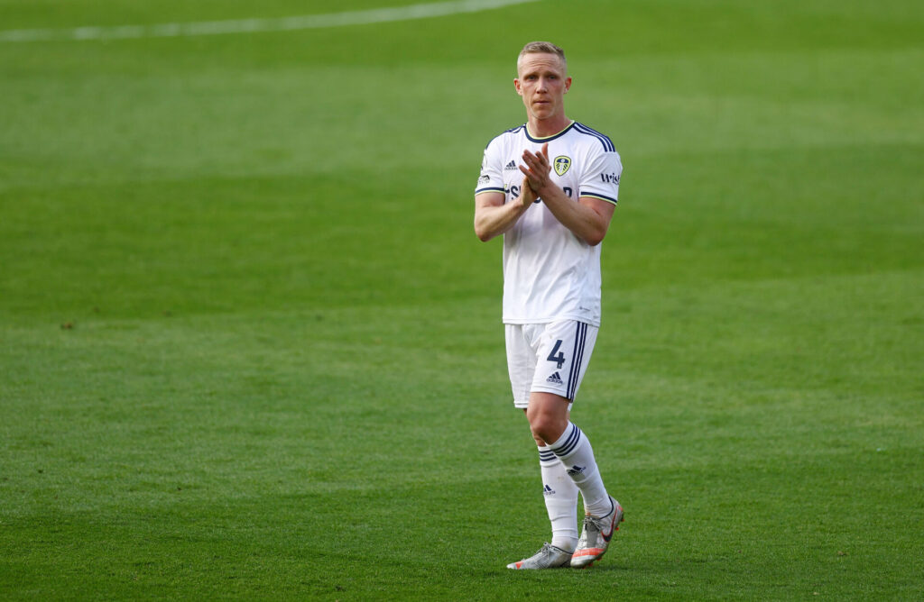 Premier League-nedrykkerne fra Leeds United siger farvel til fire spillere heruden Adam Forshaw og Joel Robles.