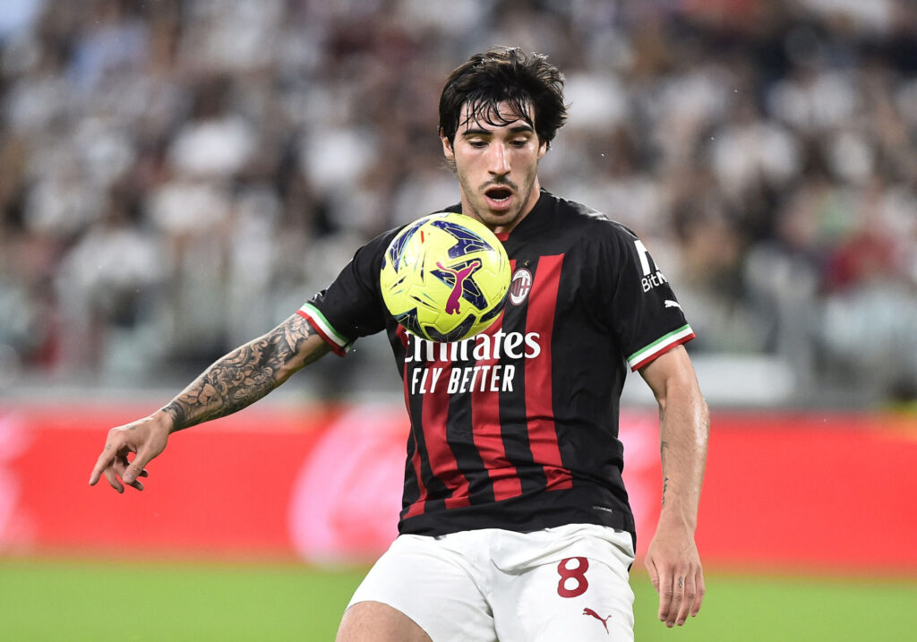 Sandro Tonali meldes på vej til Newcastle fra AC Milan.