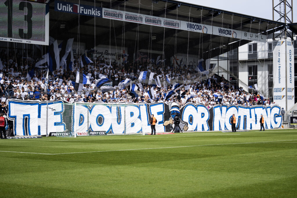 Både FCK og Viborg får bøder i sag om møntkast og pyro.