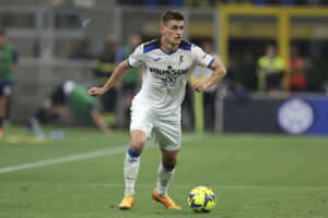 Eks-AaB'eren Joakim Mæhle revser ledelsen i sin tidligere klub og beder fans holde sig fra spillernes indbakker.