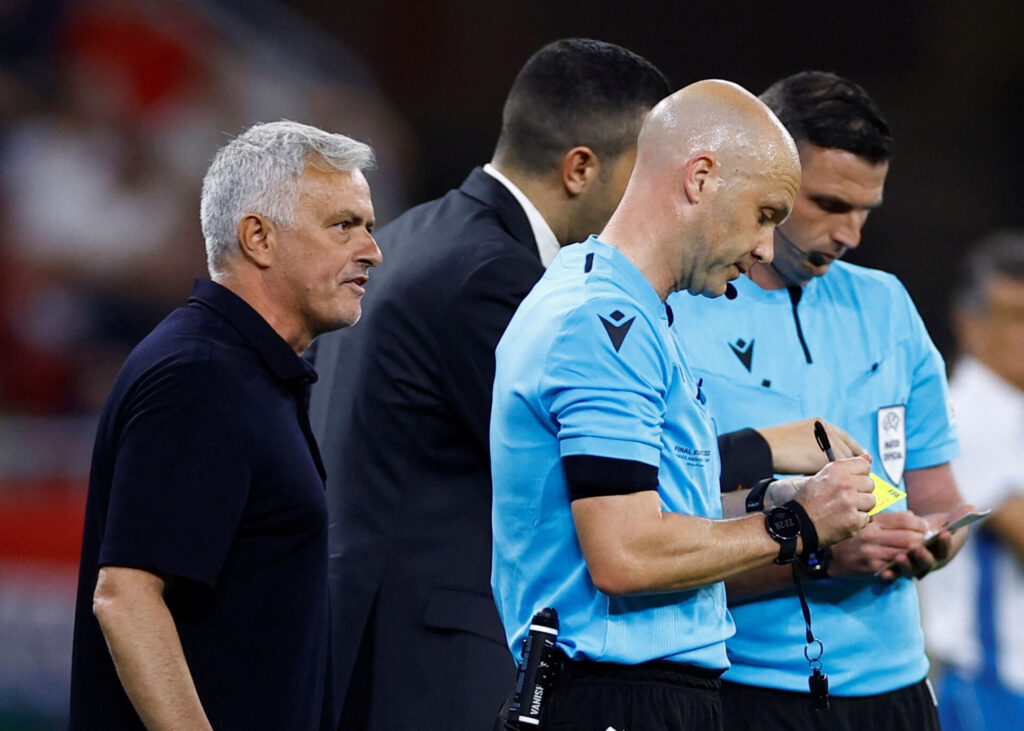 Jose Mourinho brokker sig til dommer Anthony Taylor efter Europa League finalenederlaget