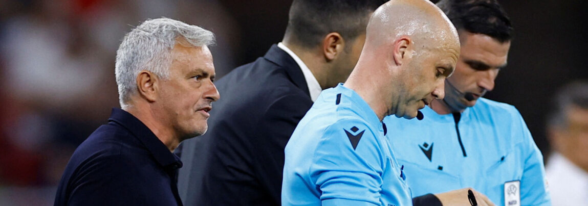 Jose Mourinho brokker sig til dommer Anthony Taylor efter Europa League finalenederlaget