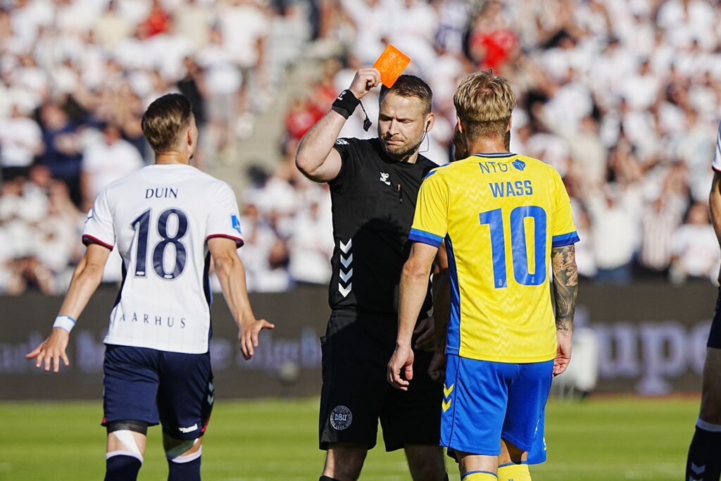 Jens Maae uddeler rødt kort til Kevin Mensah i AGF - Brøndby