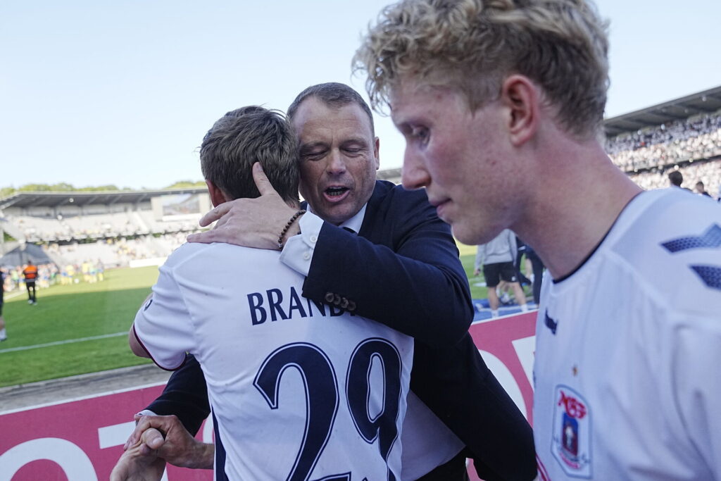 AGF's direktør Jacob Nielsen fejrer bronzemedaljerne efter 3-3 kampen mod Brøndby