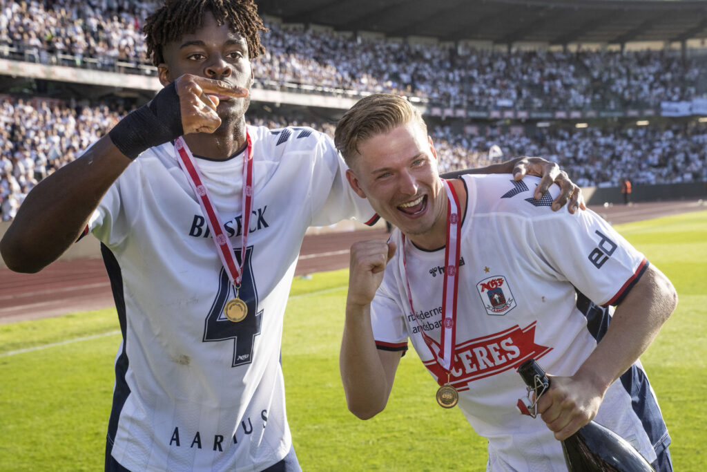 Inter nærmer sig AGF's Yann Bisseck.