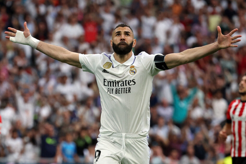 Karim Benzema kunne med en scoring i sin afskedskamp for Real Madrid sørge for, at Real Madrid holder Atletico Madrid under sig.