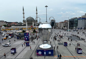 Manchester Uniteds Champions League-pokal står i Liverpools pokalskab.
