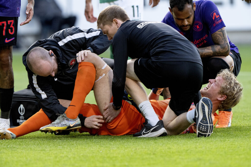 Jonas Lössl fik behandling efter et kanonslag sprang tæt på ham i opgøret mod Viborg