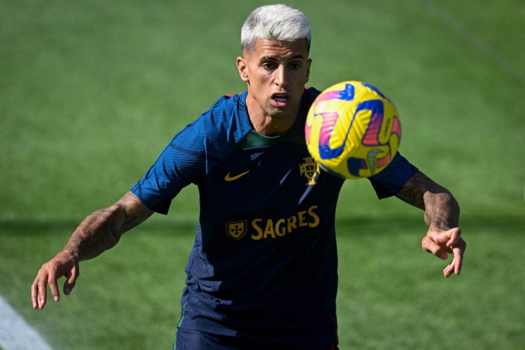 Både Arsenal og Barcelona viser interesse for Manchester Citys Joao Cancelo.