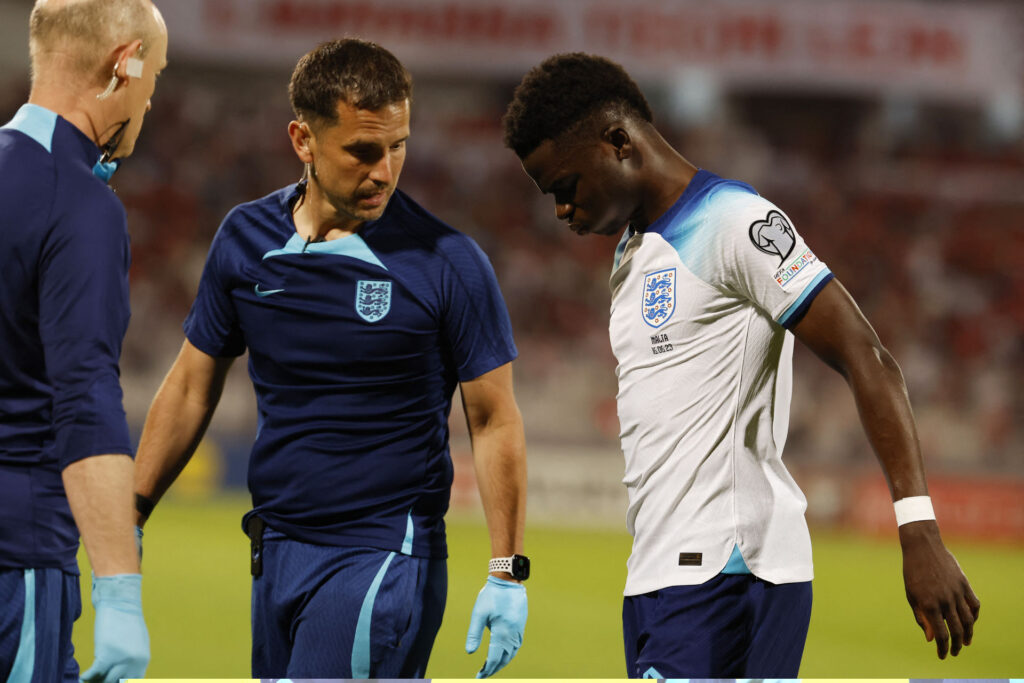 Bukayo Saka blev kort efter pausen udskiftet i kampen mod Malta med en skade, men Gareth Southgate melder Arsenal-stjernen klar.