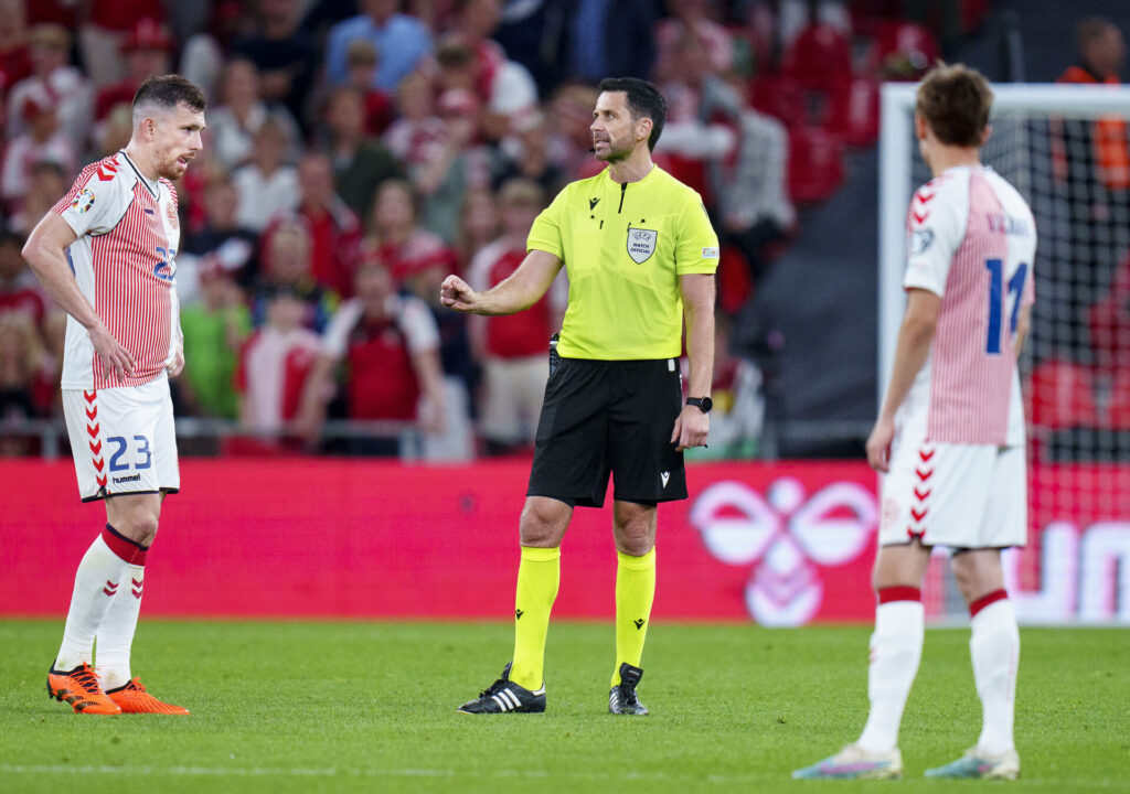 Pierre Emile Højbjerg var langt fra tilfreds med den danske præstation fredag aften, hvor kun VAR var årsag til tre point mod Nordirland.