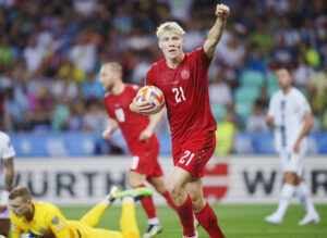 Det danske landshold fik et enkelt point med fra udekampen mod Slovenien, da de fik 1-1 i kampen i EM-kvalifikationskampen i Ljubljana.