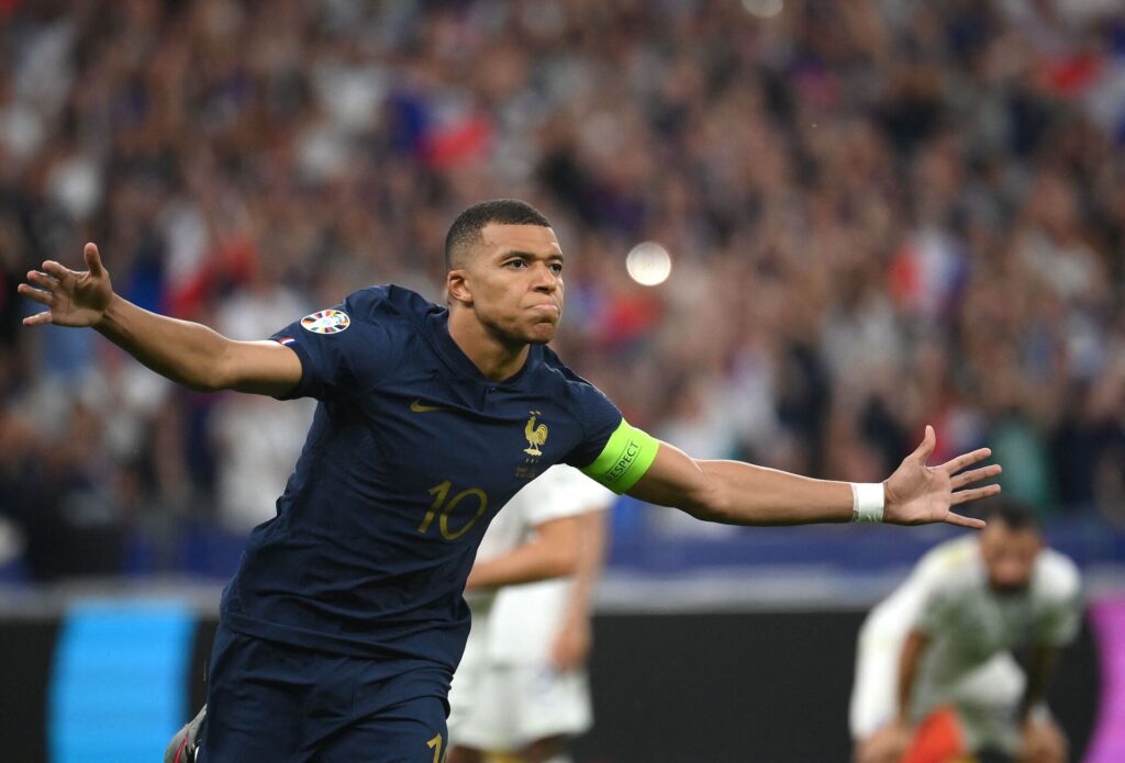 Kylian Mbappé har angiveligt fået stillet et ultimatum i Paris Saint-Germain.