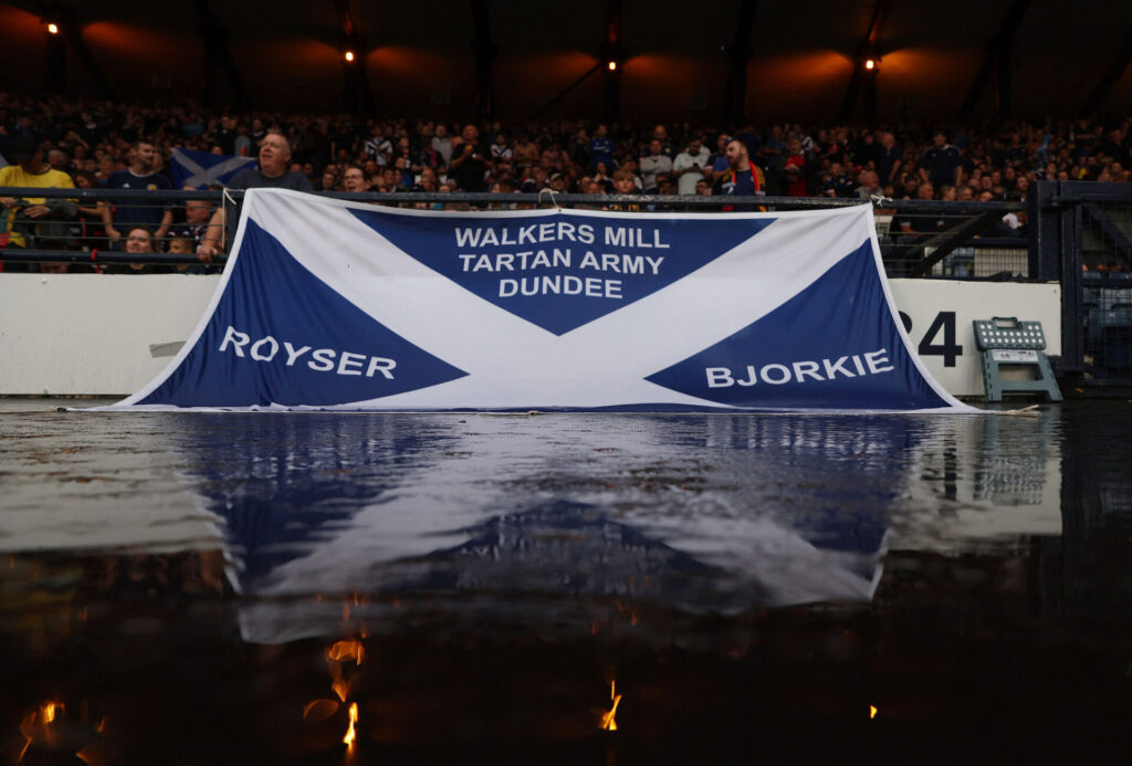 EM-kvalifikationskampen mellem Skotland og Georgien er blevet afbrudt som følge af et voldsomt regnvejr over Hampden Park i Glasgow.