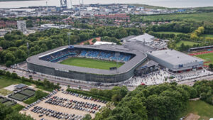 Også de kommende fem sæsoner kommer fodboldklubben Esbjerg fB's hjemmebane til at gå under navnet Blue Water Arena.