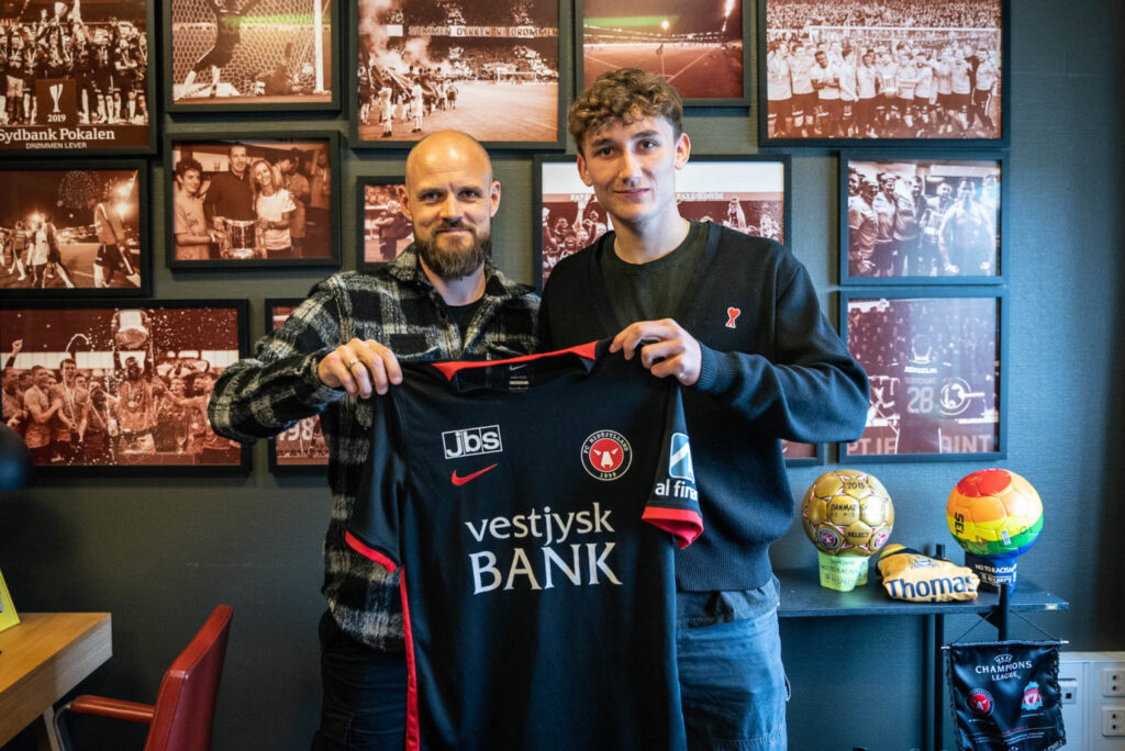 Jonathan Lind har fået en aftale af fem års varighed i FC Midtjylland.