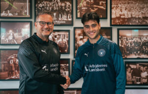 FC Midtjylland har forlænget kontrakten med stortalentet Aral Simsir, så han nu er på kontrakt til sommeren 2028.