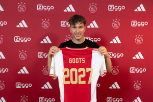 Hollandske Ajax har forlænget med den unge belgiske knatspiller Mika Godts, der kom til klubben så sent som i januar 2023.