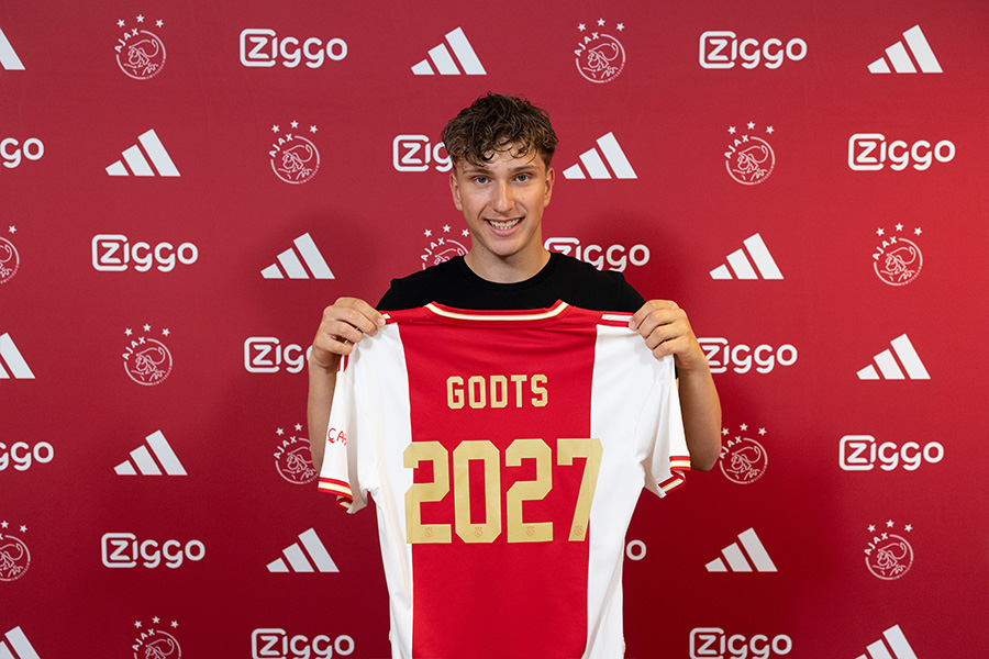 Hollandske Ajax har forlænget med den unge belgiske knatspiller Mika Godts, der kom til klubben så sent som i januar 2023.