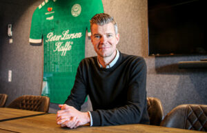 Sportscehf i Viborg FF, Mads Agesen, er imponeret over det, cheftræner AJcob Friis har bedrevet i klubben og er glad for forlængelsen.