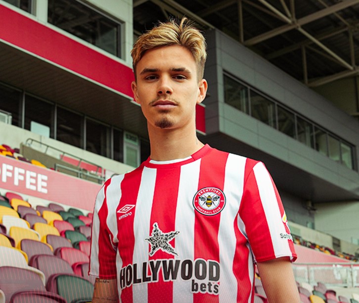 Brentford har lørdag præsenteret Romeo Beckham som en permanent tilføjelse til klubbens B-hold.