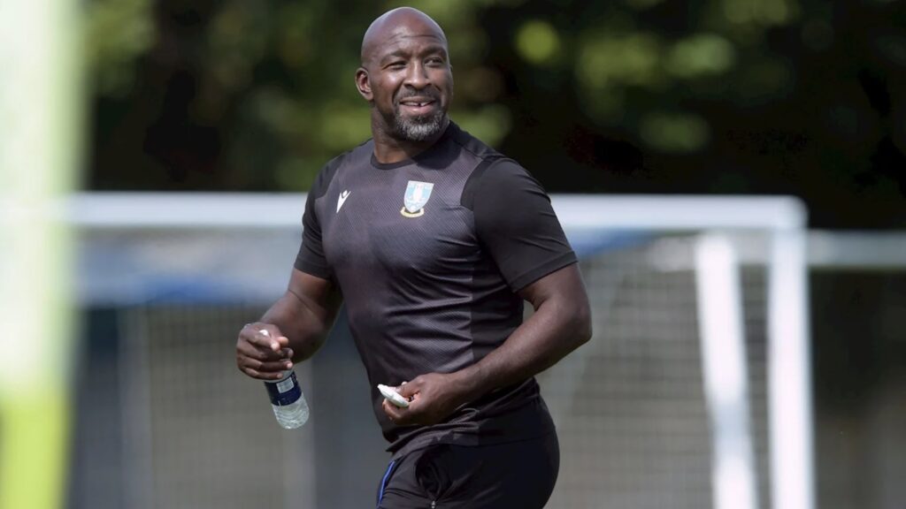 Manager Darren Moore forlader Sheffield Wednesday to uger efter, at han har sikret klubben oprykning til The Championship.