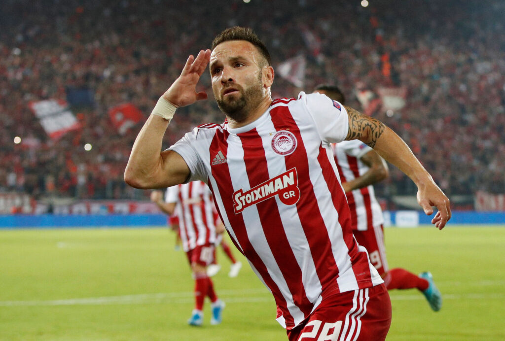 Franske Mathieu Valbuena takker af i græske Olympiacos, hvor han har spillet i fire sæsoner siden 2019.