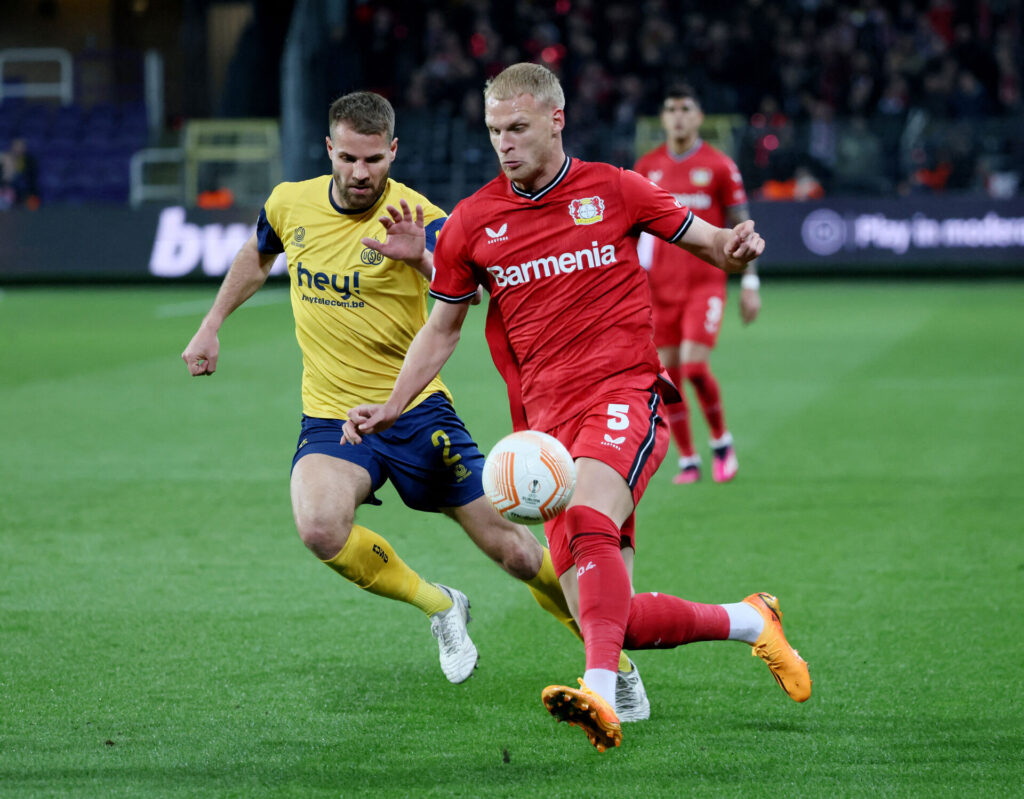 Serie A-klubben Atalanta henter Mitchel Bakker i Bayer Leverkusen.